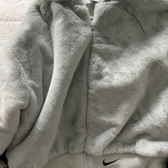 Nike Faux Fur Large - Picture 2 of 3